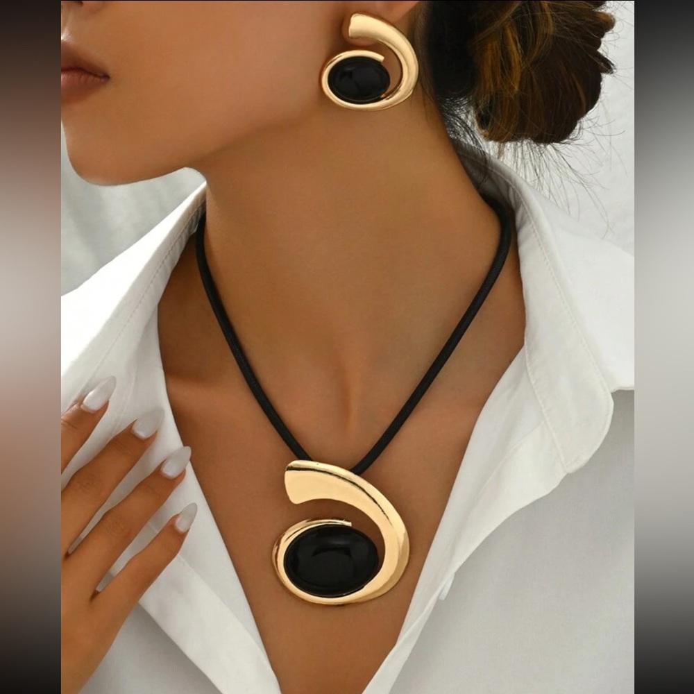 ✨ Gold & Black Statement Jewelry Set – Necklace & Earrings ✨ - Picture 3 of 7